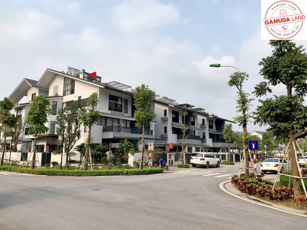 Mặt ngoài thực tế căn biệt thự song lập tại phân khu Gamuda Gardens Gamuda City Yên Sở Hoàng Mai – thiết kế kiến trúc hiện đại, mặt tiền rộng, sân trước có cây xanh
